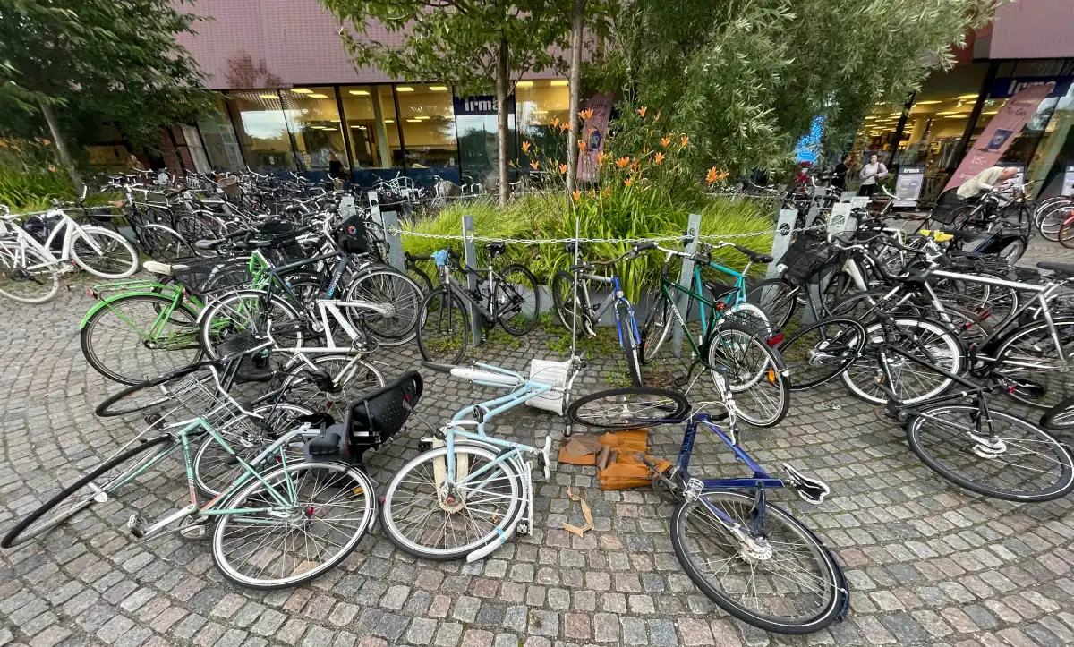 Stationnement vélo sur trottoir : les enjeux des chutes en voirie