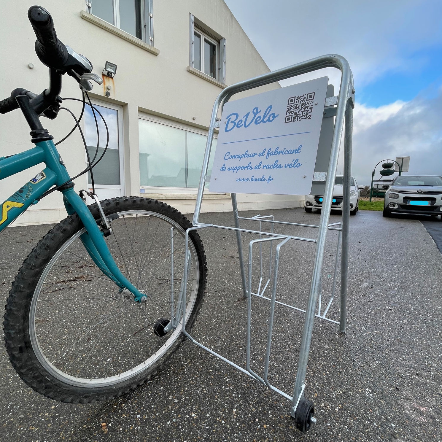 Un stop trottoir original d&rsquo;extérieur personnalisé avec des places pour vélo